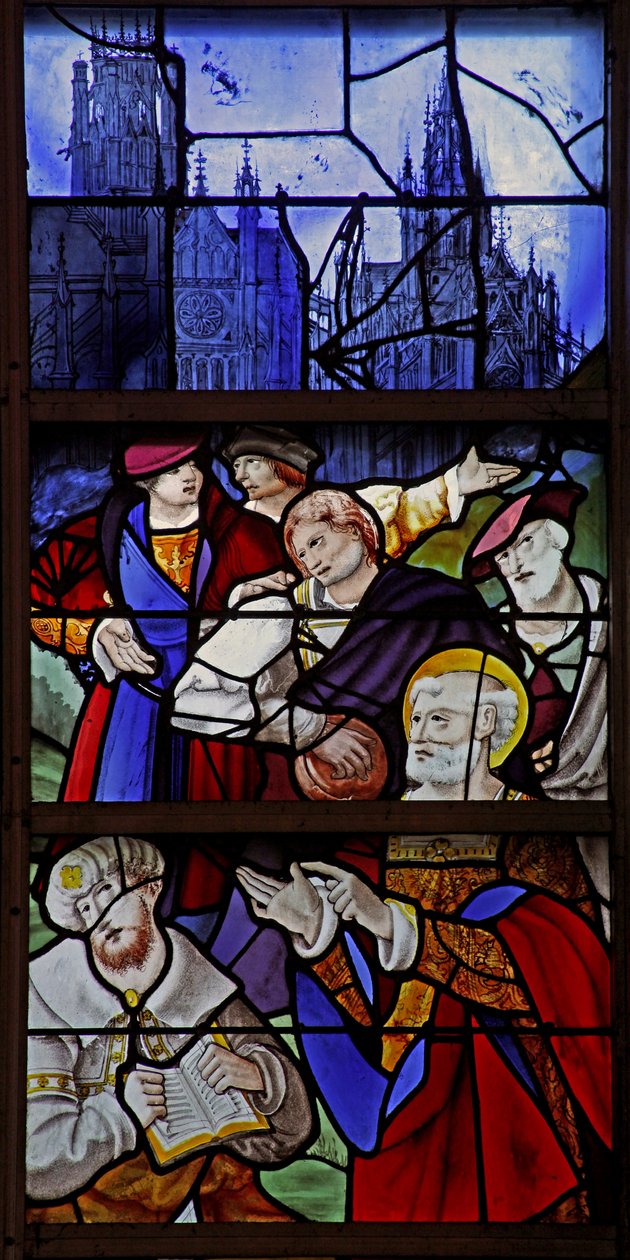 Vindu w1 som viser en scene fra St. Peters liv: Simon Magus og Peter debatterer; Rouen katedral og St Maclou i bakgrunnen av French School