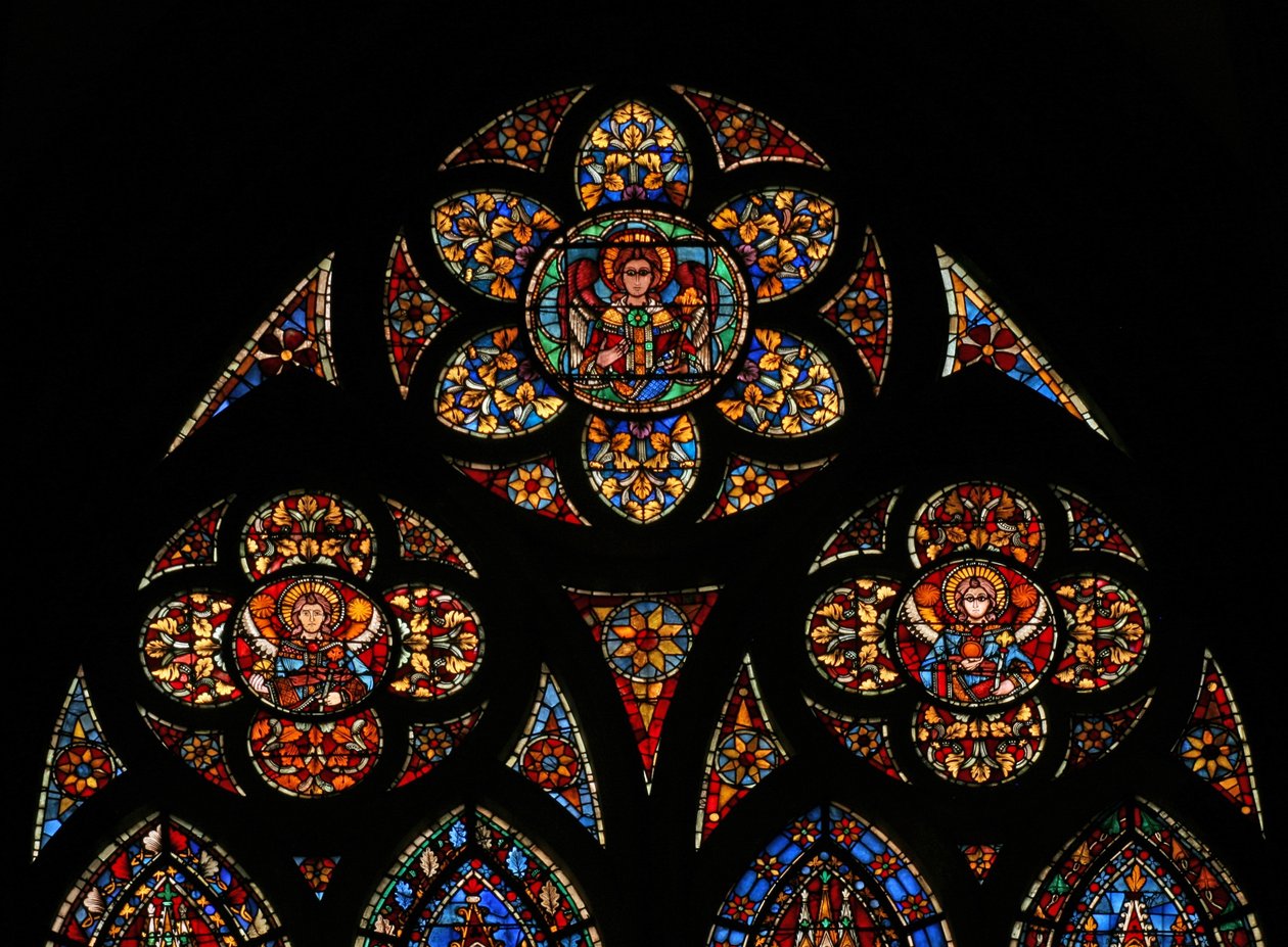 Vindu w201 som viser tracery-lysene med tre engler av French School