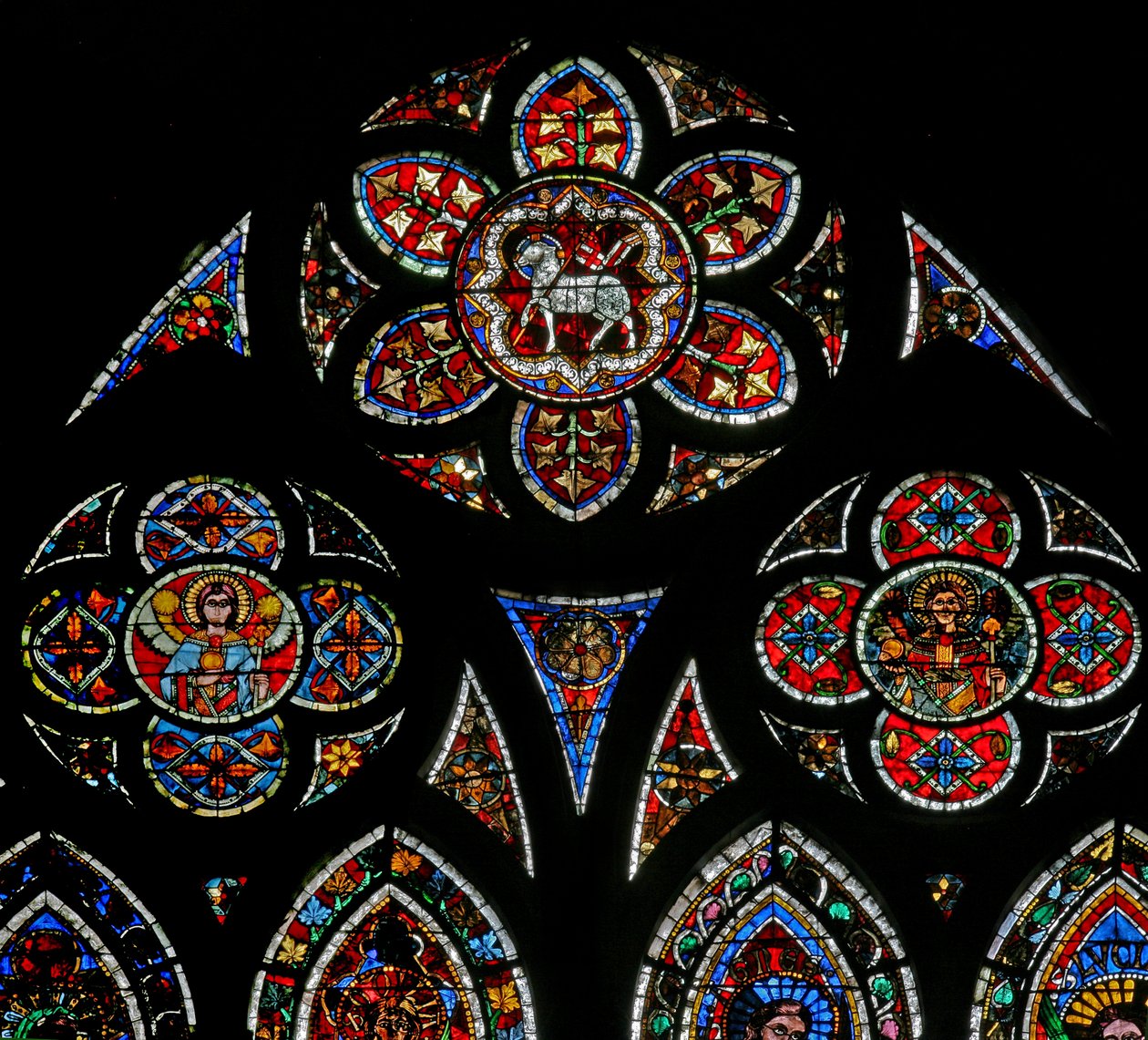 Vindu w202 som viser tracery-lysene med to engler og Agnus Dei av French School