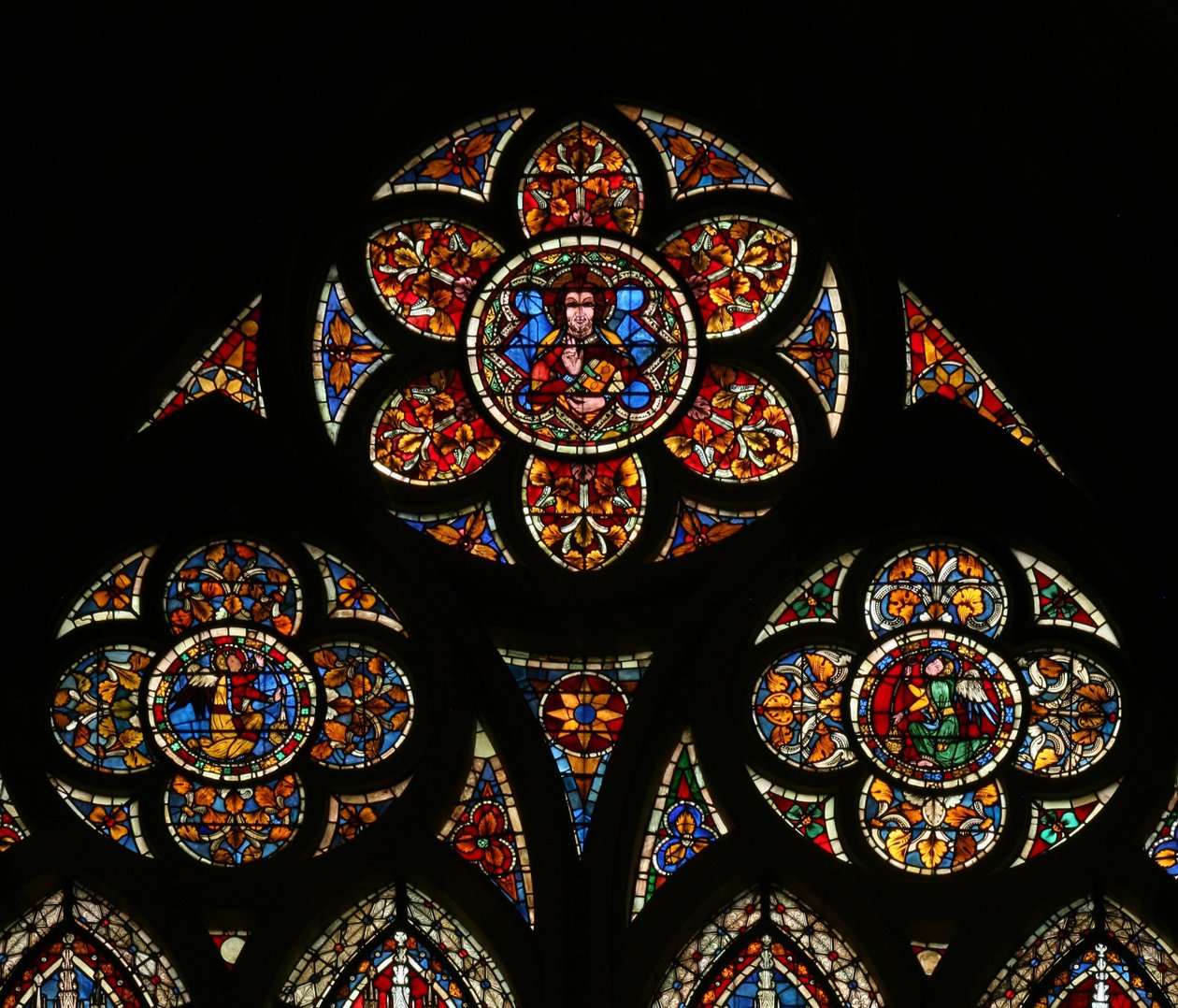 Vindu w203 som viser tracery-lysene med tre engler av French School