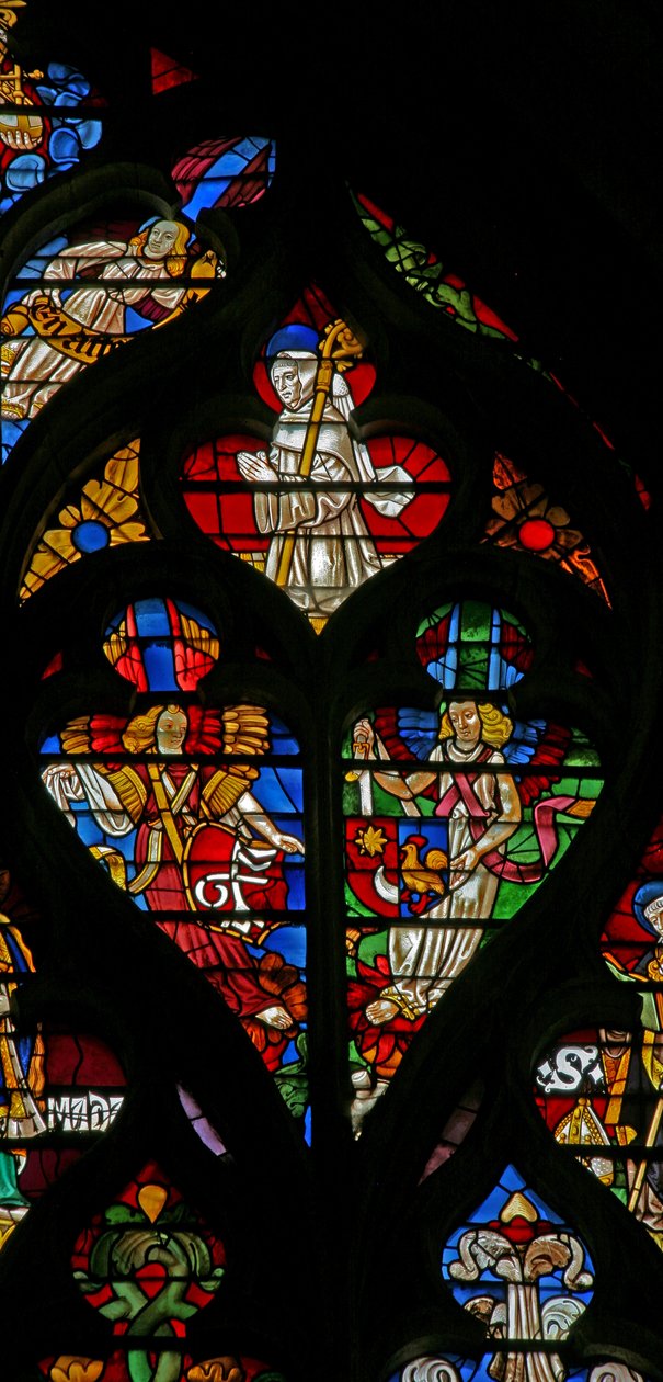 Vindu w232 som viser tracery-lys med engler og St. Bernard av French School
