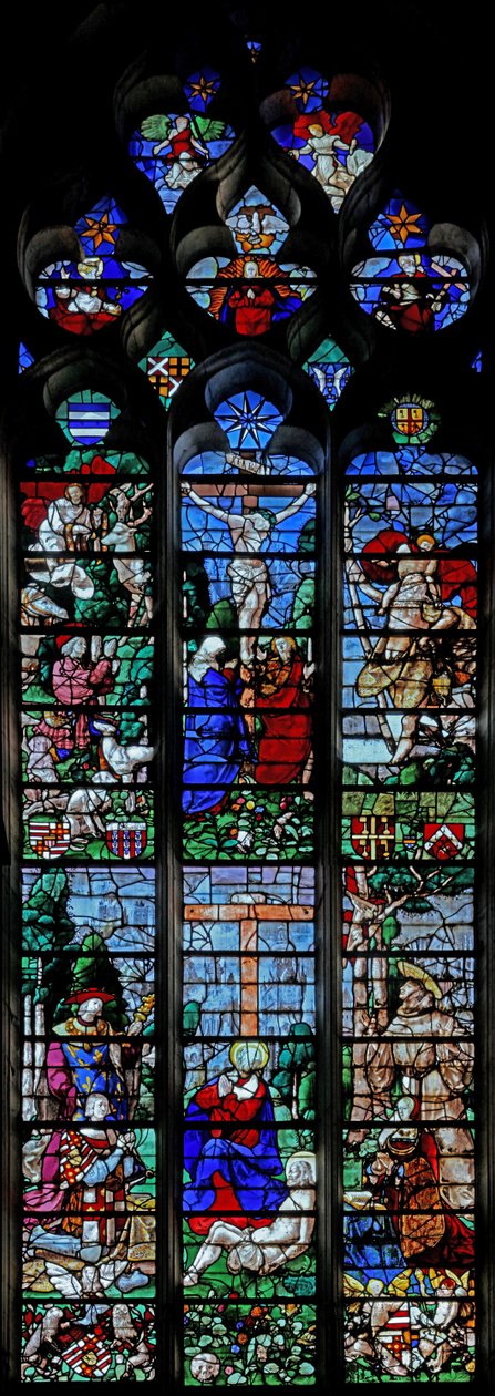 Vindu w25 som viser korsfestelsen med Hubert og St Christopher; nedenfor er giveren Louis de Roncherolles og kona Francoise de Halluin med St. Louis og St. Francis av French School