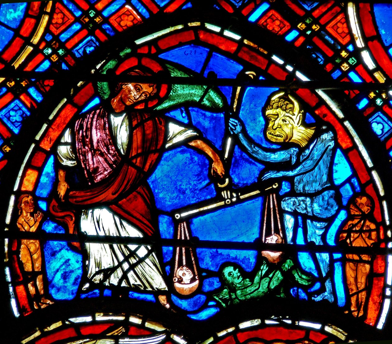 Vindu w4 som viser en scene fra den siste dommen: St. Michael veier sjelene av French School