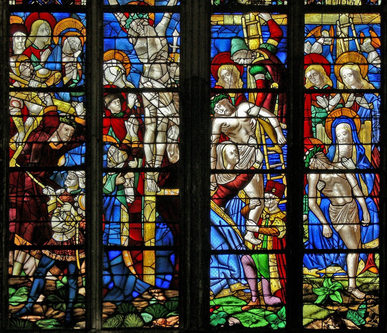 Vindu w51 som viser Via Crucis, korsfestelsen, avsetningen og Pieta av French School