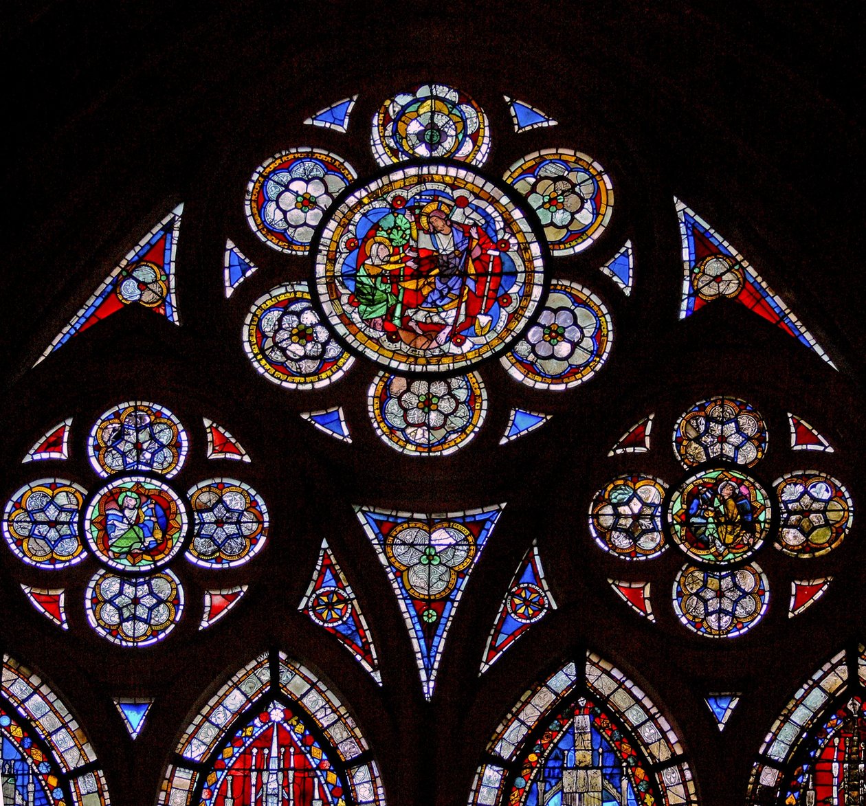 Vindu w7 som viser tracery-lysene med to engler og Noli Me Tangere av French School