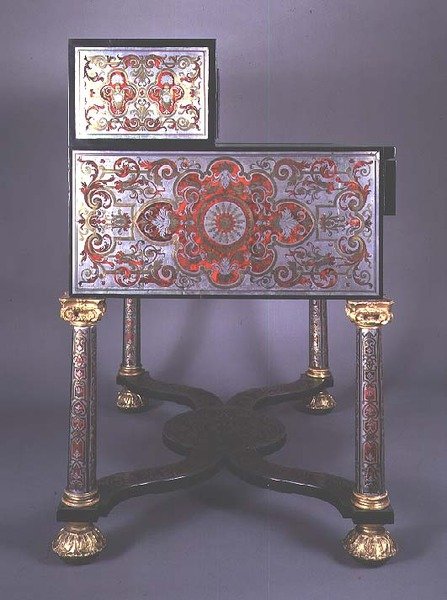 Skrivebord dekorert med intarsia av messing i Boulle-stil innlagt med skilpaddeskall, med forgylte fester (messing og skilpaddeskall) (se også 77182) av French School