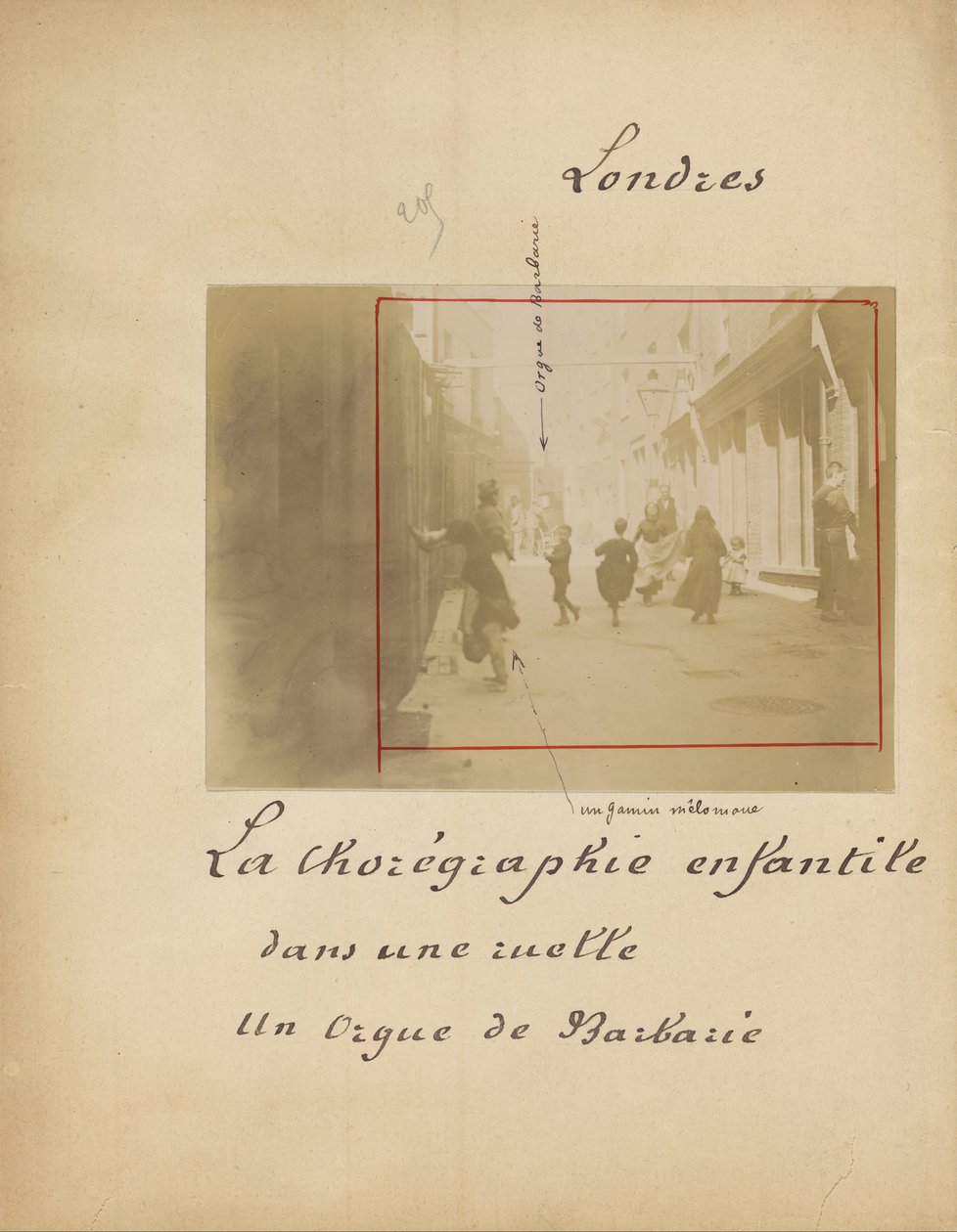 London. Barnekoreografen i en bakgate Un Oigue Barbarie av French Unknown maker
