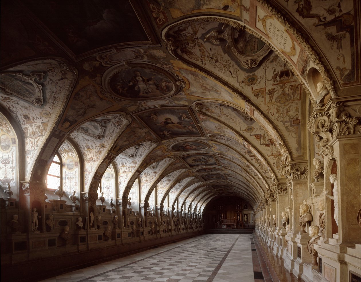 Utsikt over antikvariet til Det kongelige palass designet av arkitekten og maleren Friedrich Sustris (1540-1599). 1569-1586 München Tyskland av Friedrich Sustris