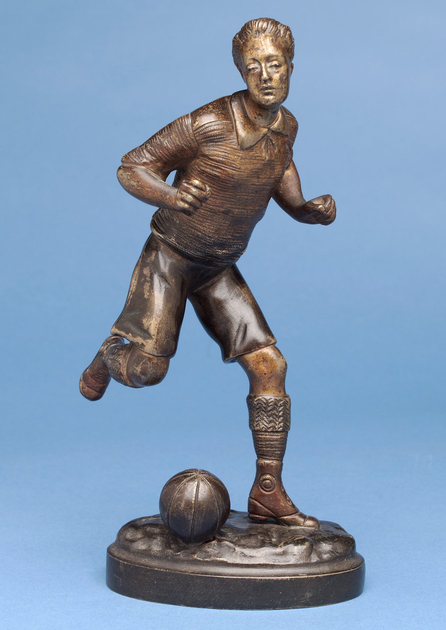 Fotballspiller som løper med ballen, ca. 1900 (bronse) av G. Omerth