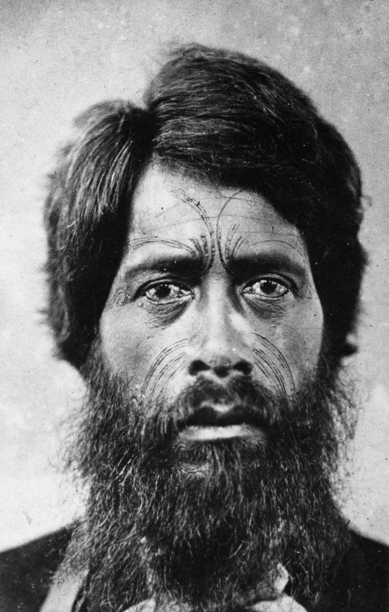 Maori-mann med ansikts- 