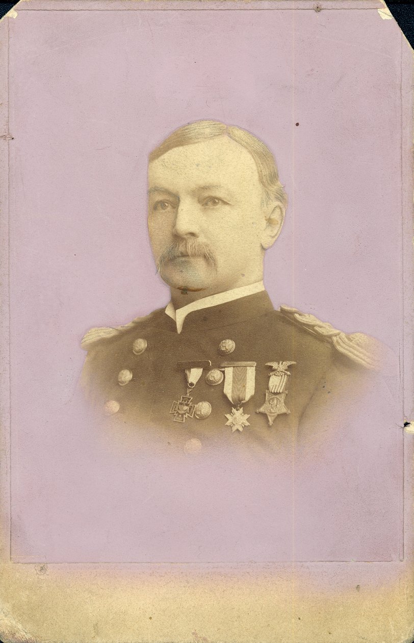 Bystportrett av Gilbert C. Smith i uniform med medaljer av G.D. Morse