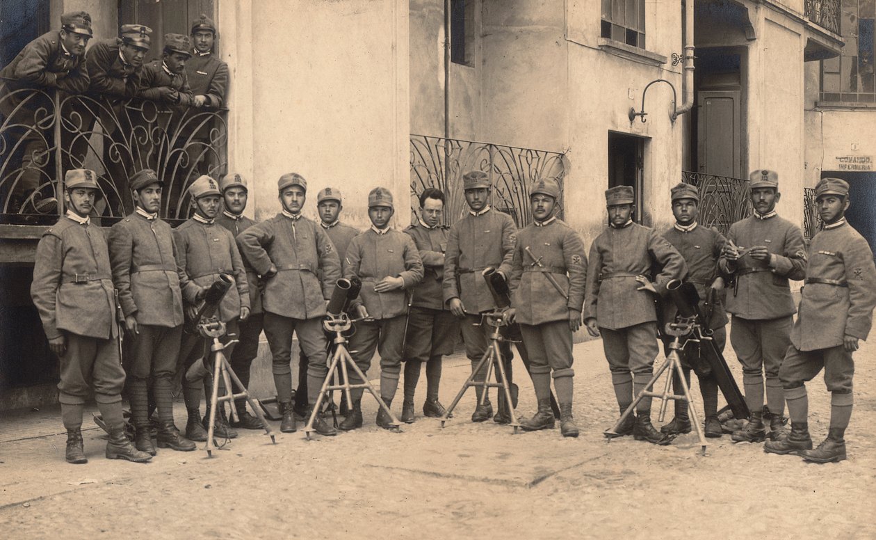 Album "The GM R. Army (World War I)": Soldiers of the 152nd Infantry Regiment - Company "Workers at the launch of bombs", med mortere "Stokes" (s/h foto) av G. Fagnano