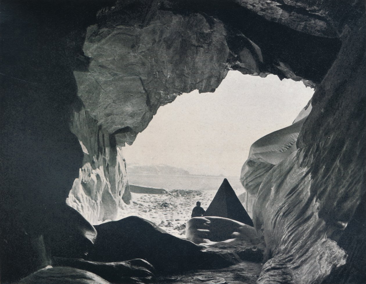 Leir i hulen under Penelope Point, 1912, 1913 av G. Murray Levick