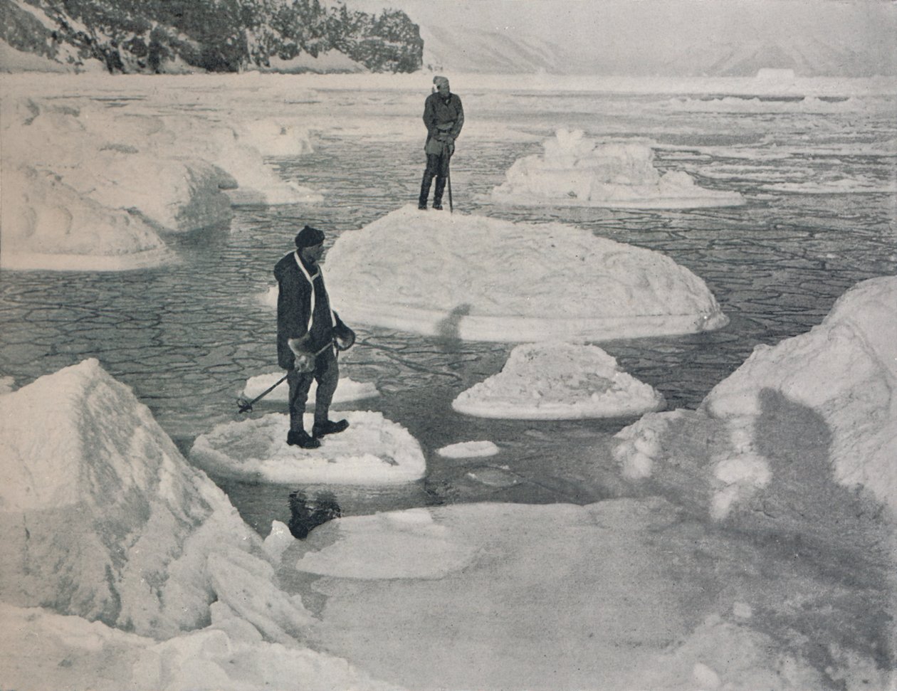 Campbell og Priestley flytende på pannekakeis, 1912, 1913 av G. Murray Levick