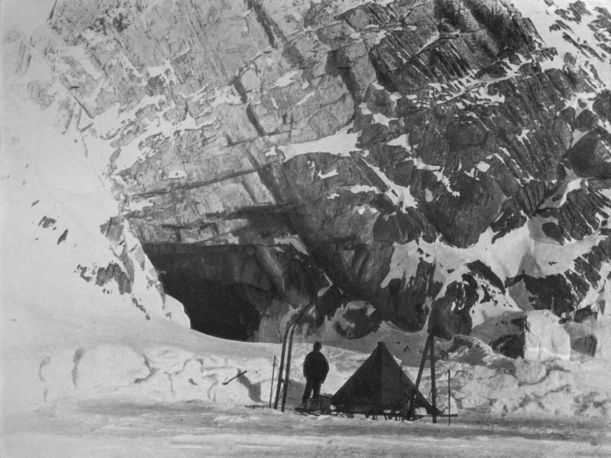 Levick Outside Camp ved Penelope Point, 1912, 1913 av G. Murray Levick