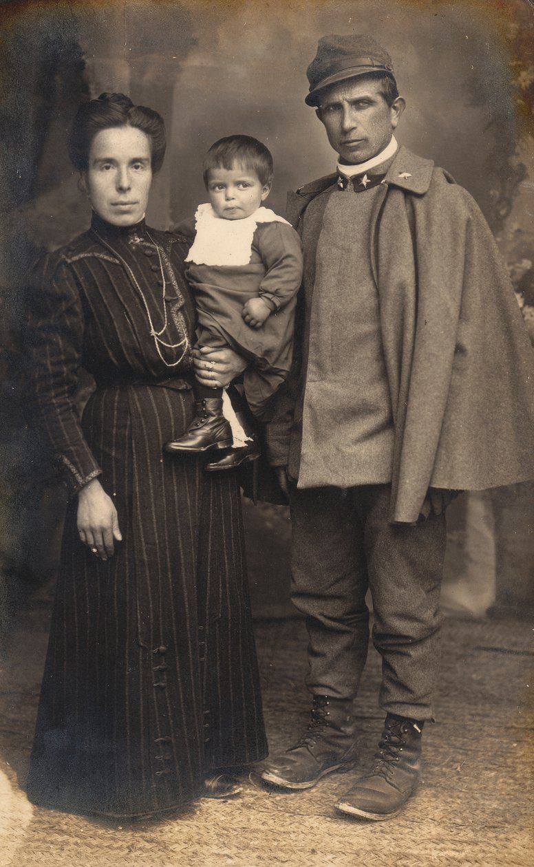 Postkort med en infanterisoldat, skytter, i krigsuniform med familien, 16031917 av G. Negri