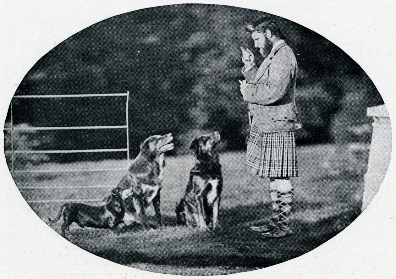 Mr. Francis Clark, The Queens Gillie, med tre av hennes favoritthunder, c1899, 1901 av G. W. Wilson and Company