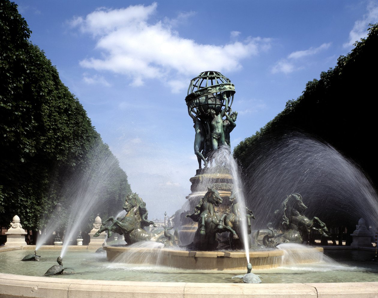 Utsikt over fontenen til de fire verdensdeler, eller fontenen til observatoriet eller til og med Carpeaux-fontenen, som ligger på Place Camille Jullian i Paris i Marco Polo-hagen. Denne bronsefontenen ble bygget mellom 1867 og 1874 av arkitekten Gabriel av Gabriel Jean Antoine Davioud
