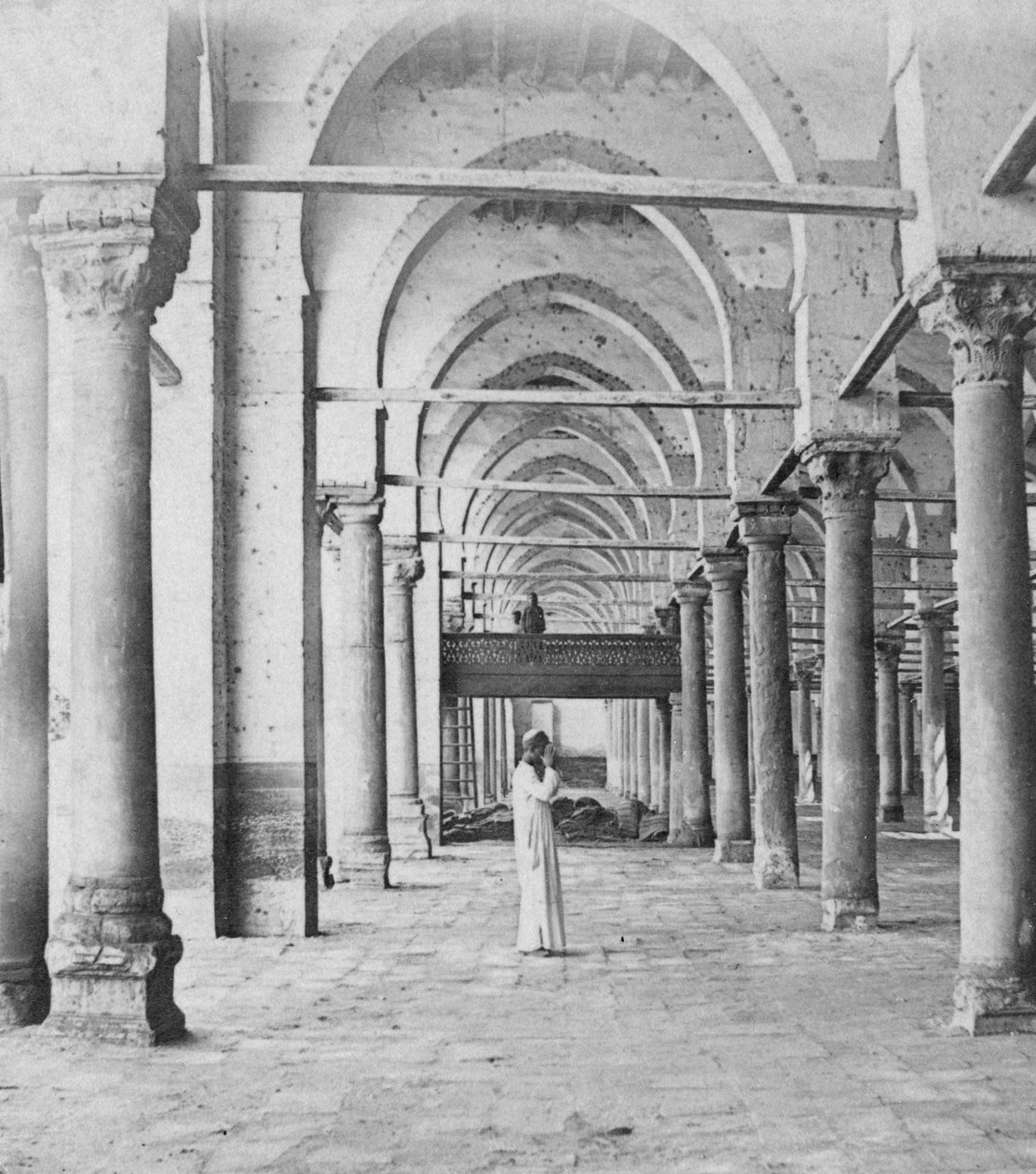 Colonnade, Kairo, Egypt, slutten av 1800- eller begynnelsen av 1900-tallet av Gabriel Lekegian