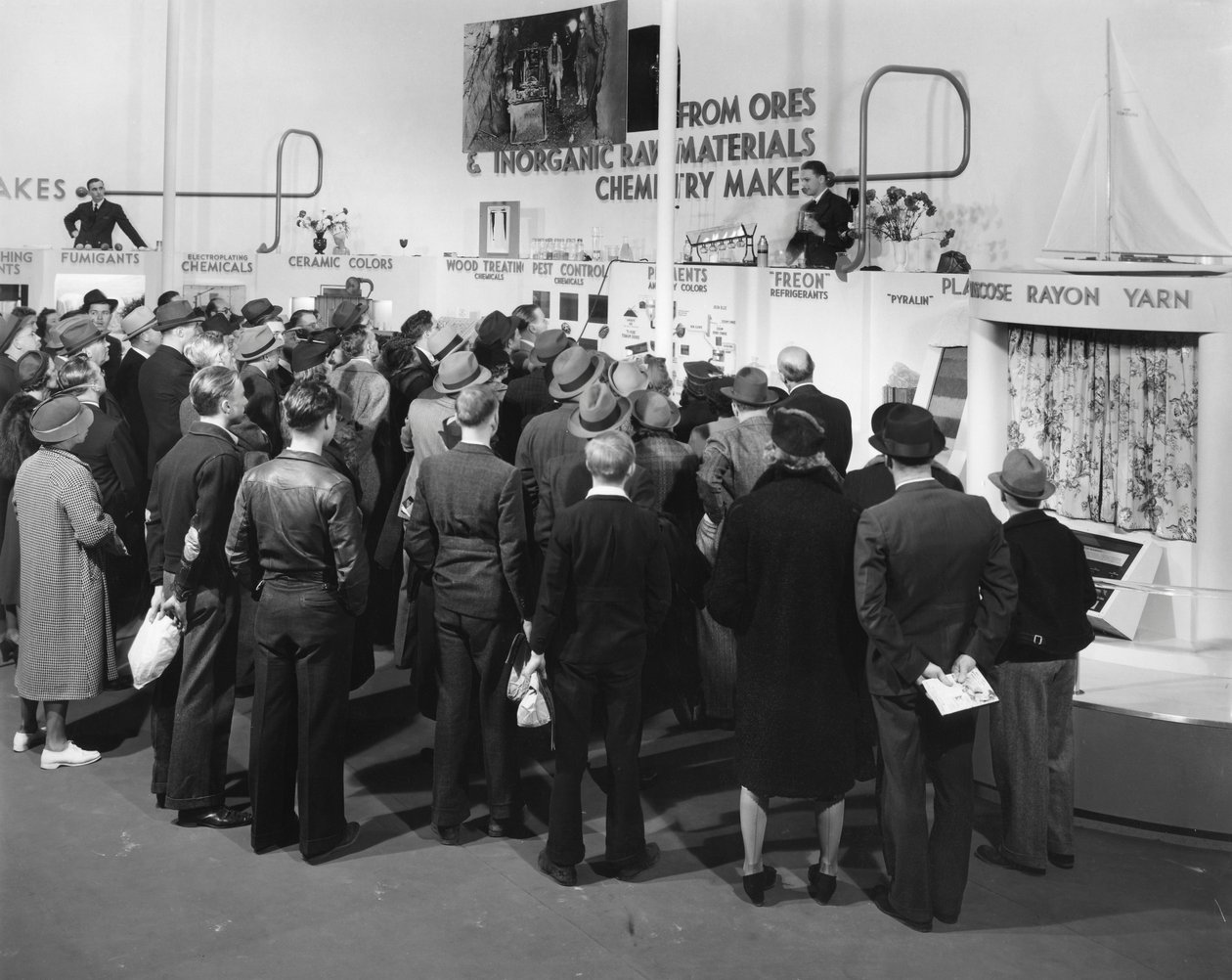 Produktdemonstrasjoner, New York Worlds Fair, 1939 av Gabriel Moulin