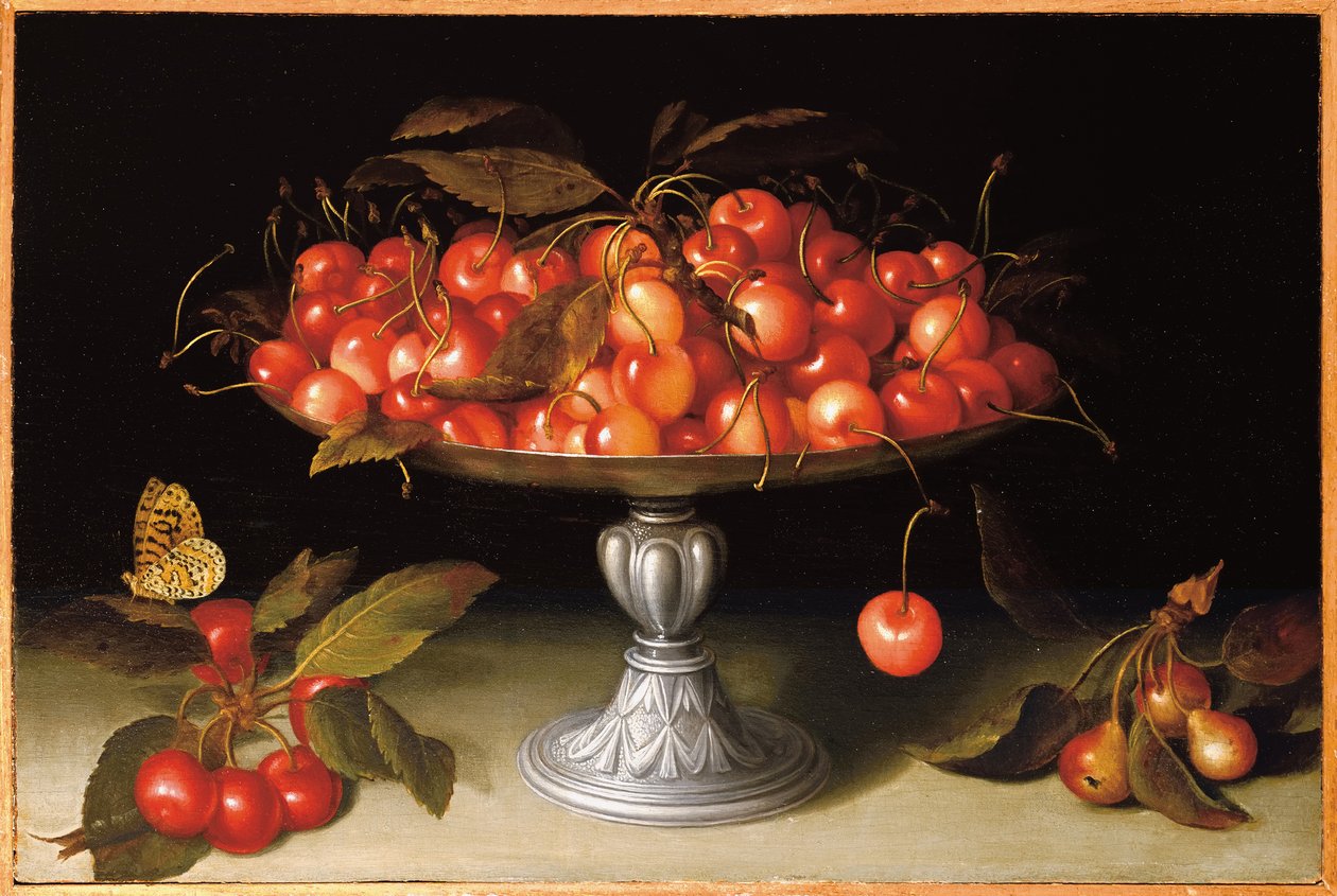 Kirsebær i sølvkompott med crabapples på en steinhylle og en fritillary sommerfugl av Galizia Fede
