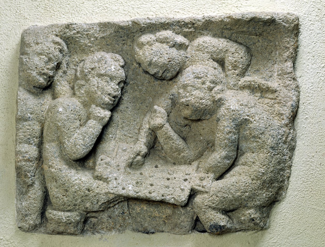 Putti spiller latronculi (steiner) av Gallo Roman