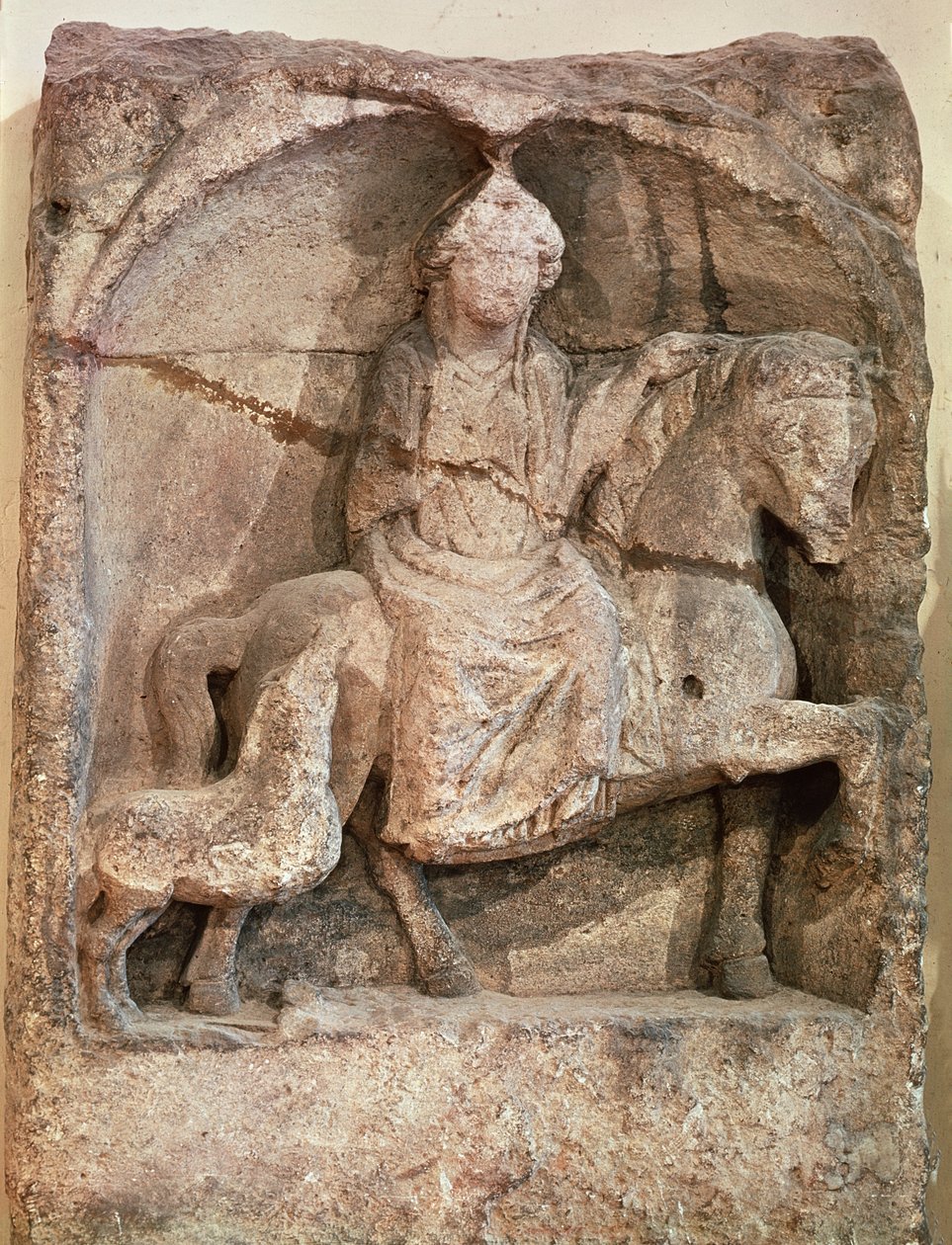 Relieff som representerer Epona, gallisk gudinne og beskytter av hester, ryttere og reisende, fra Mellicey, Saone-et-Loire, ca. 50 f.Kr.-400 e.Kr. av Gallo Roman