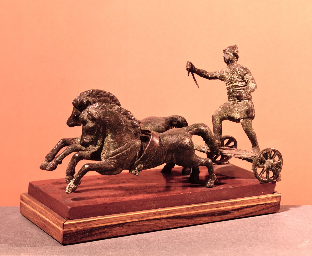 Romersk vogn trukket av to galopperende hester (bronse) av Gallo Roman