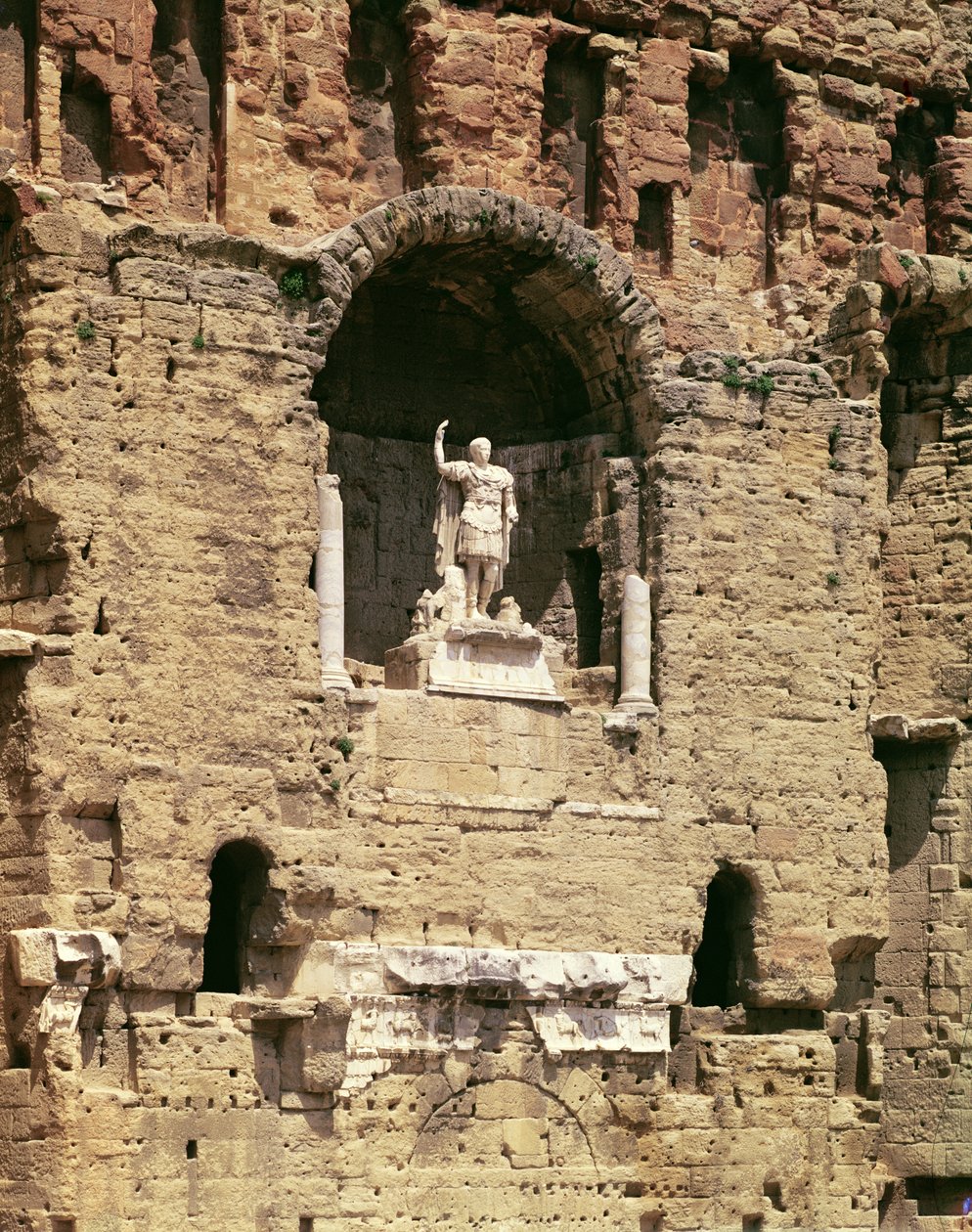 Statue av keiser Cæsar Augustus (63 f.Kr.-14 e.Kr.) i det romerske teatret av Gallo Roman