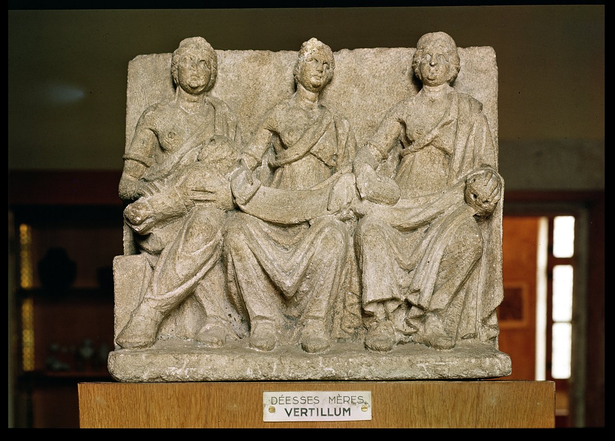 Votiv skulptur av en trippel morguddom av Gallo Roman