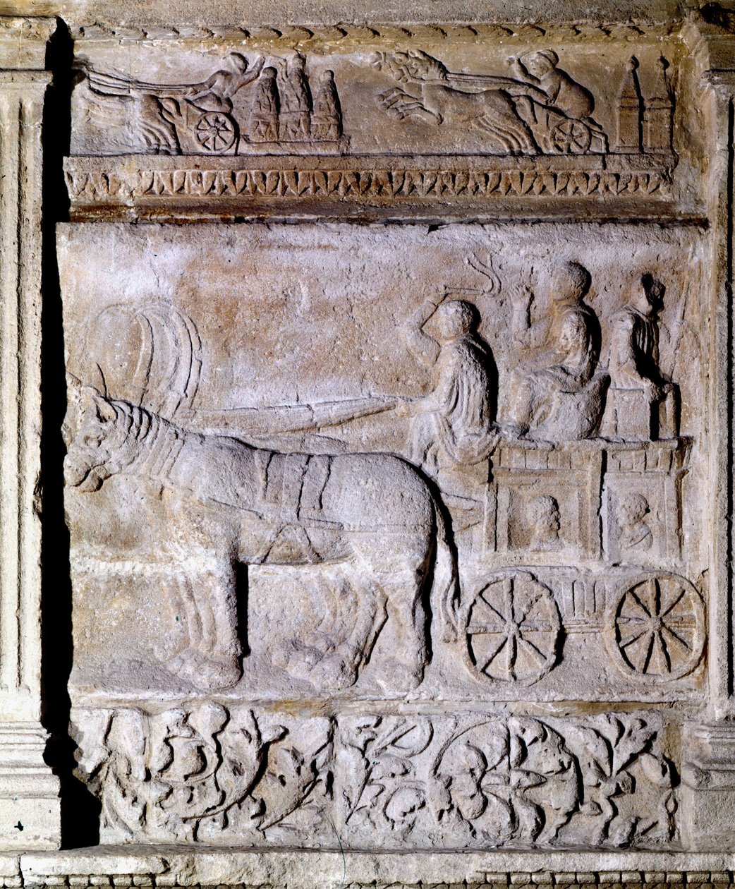 Lavt relieff fra den gallo-romerske perioden som viser en vogn avfyrt av hester som frakter passasjerer. Avignon, Musee Calvet av Gallo Roman Gallo Roman