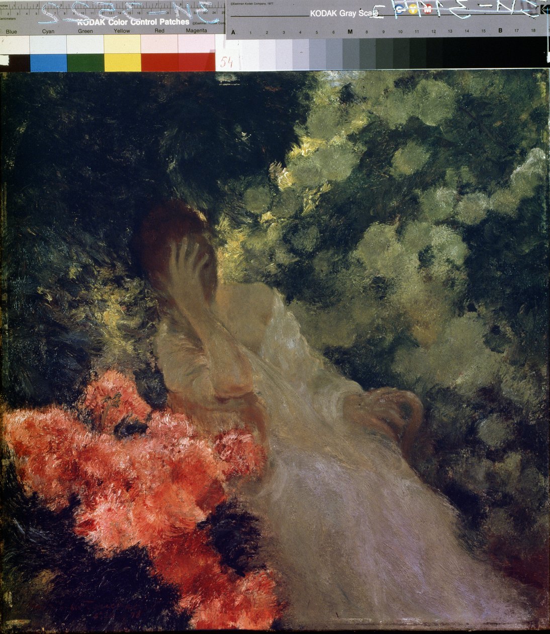 I hagen. (I hagen). En kvinne i hvitt, som ser desperat ut, skjuler ansiktet i hånden. Maleri av Gaston de La Touche (1854-1913) av Gaston de Latouche