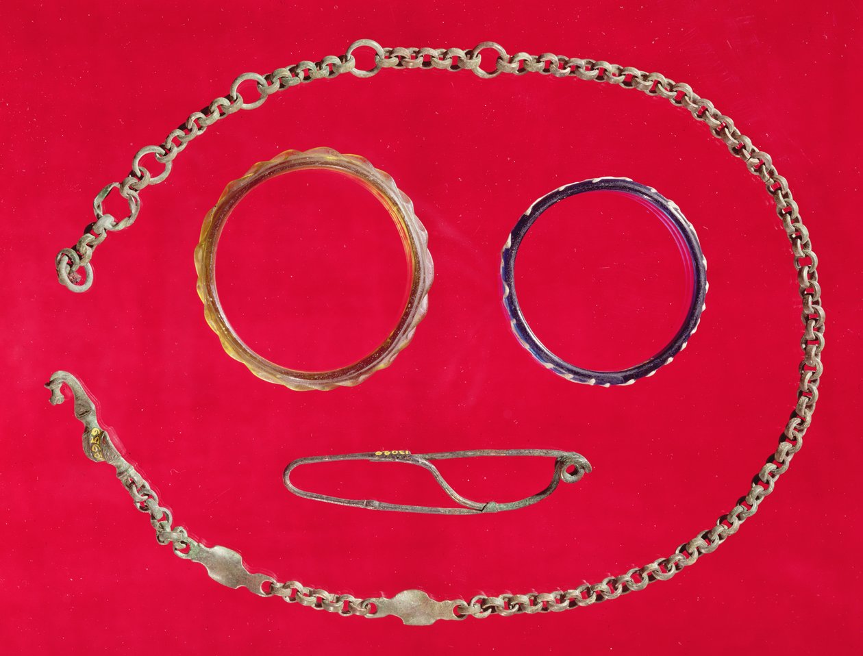 Belte, brosje og to armbånd, Tene II (glass og bronse) av Gaulish