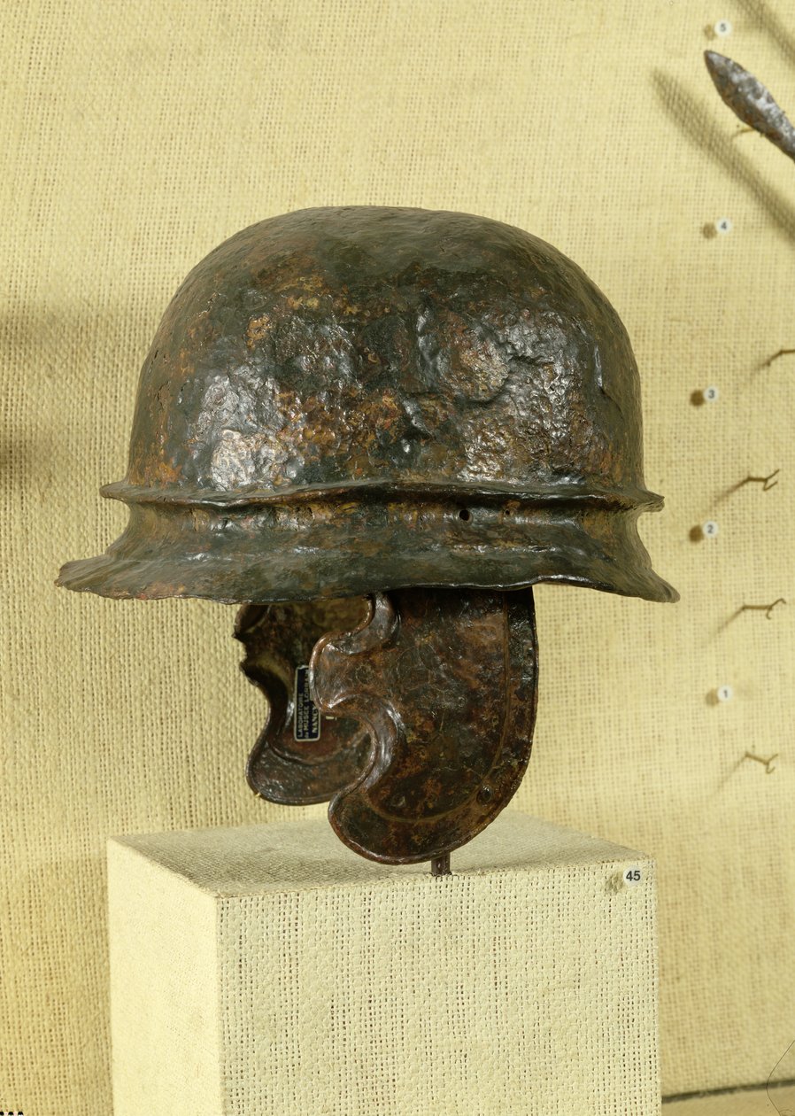 Hjelm med kinnbeskyttelse, fra Alesia, Tene III (bronse) av Gaulish
