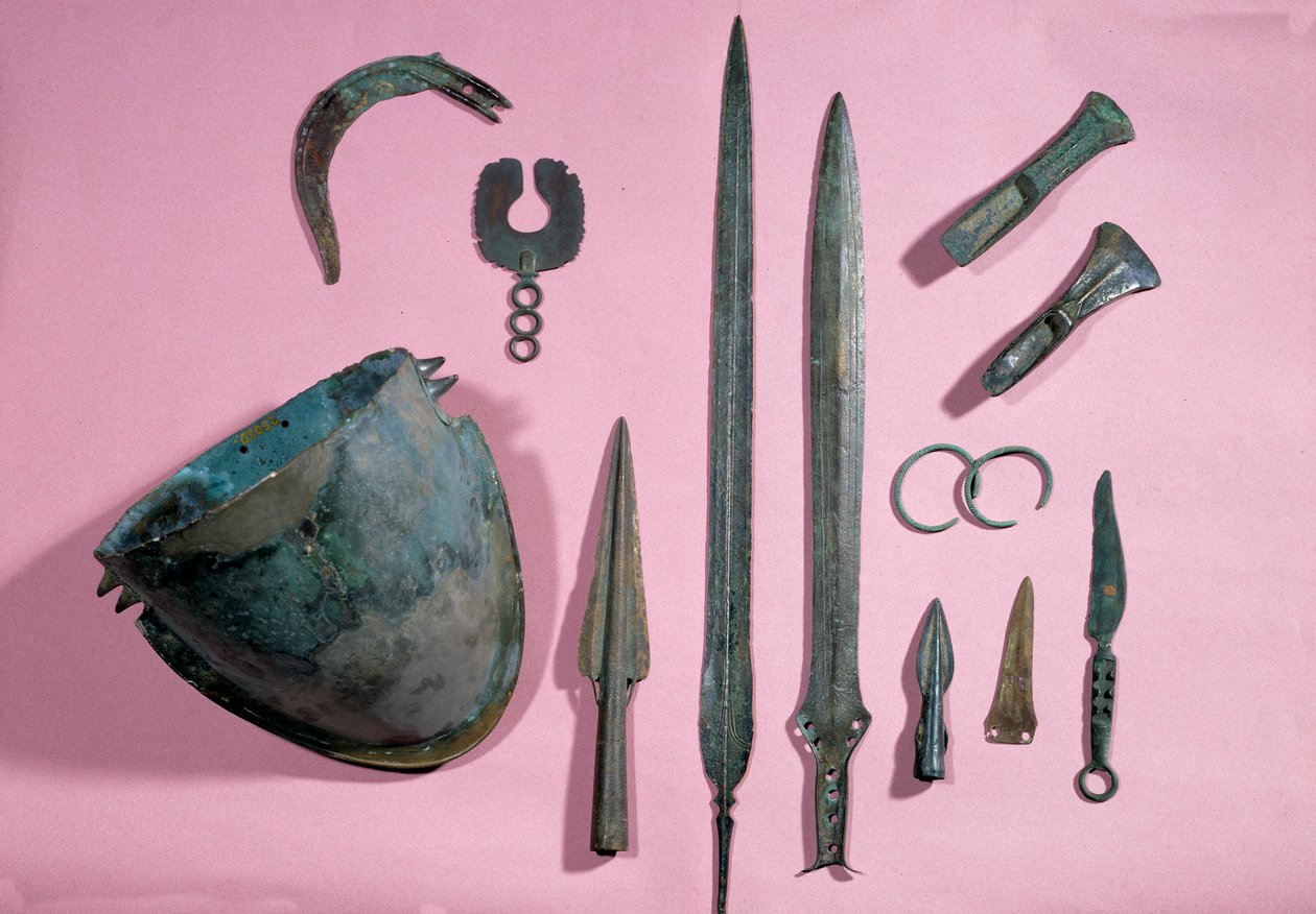 Gallisk kunst: bronsehjelm, øks, sigd, pynt, epee, armbånd, pigg fra Theil a Billy sur Loir. 1150 - 950 f.Kr. Saint-Germain-en-Laye, Antikvitetsmuseet av Gaulish Gaulish