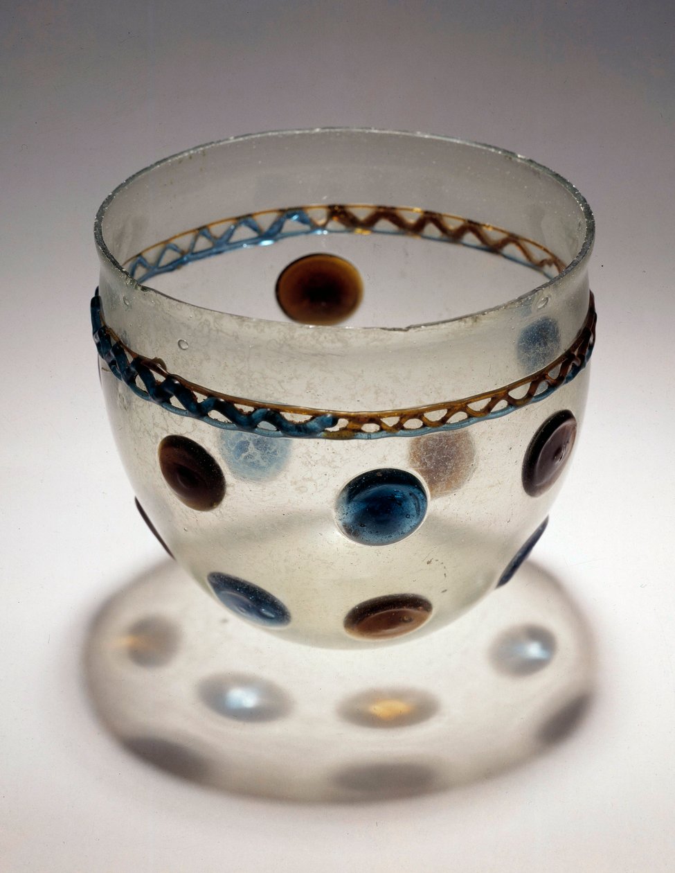 Gallisk kunst: glasskopp med fargede tabletter. Slutten av 4. begynnelsen av 5. århundre etter JC. Fra Breny. Saint Germain en Laye, Museum of National Archaeology av Gaulish Gaulish