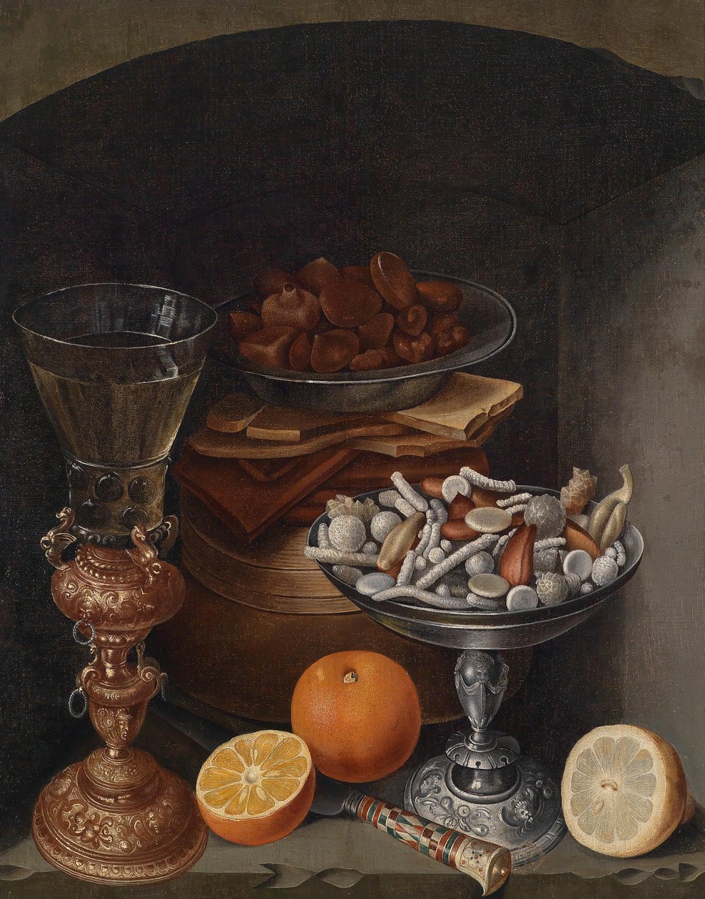 Stilleben med et vinglass, appelsiner, en tallerken med sopp og en sølvbeger, tidlig på 1600-tallet. av Georg Flegel
