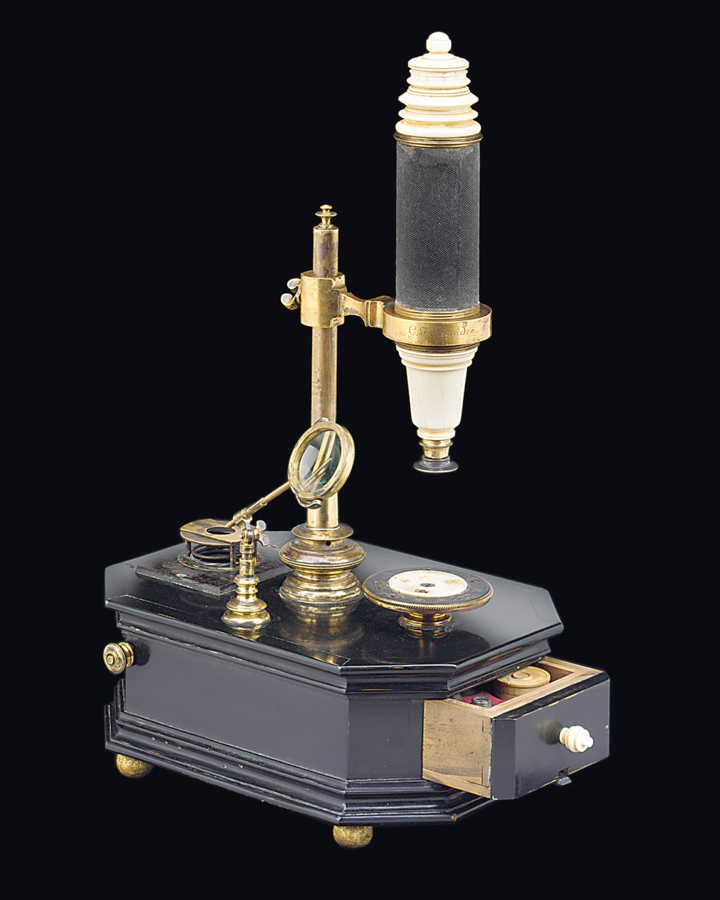 Sammensatt boksmikroskop, ca. 1775 (tre, metall og glass) (se også 1113959-61) av Georg Friedrich Brander