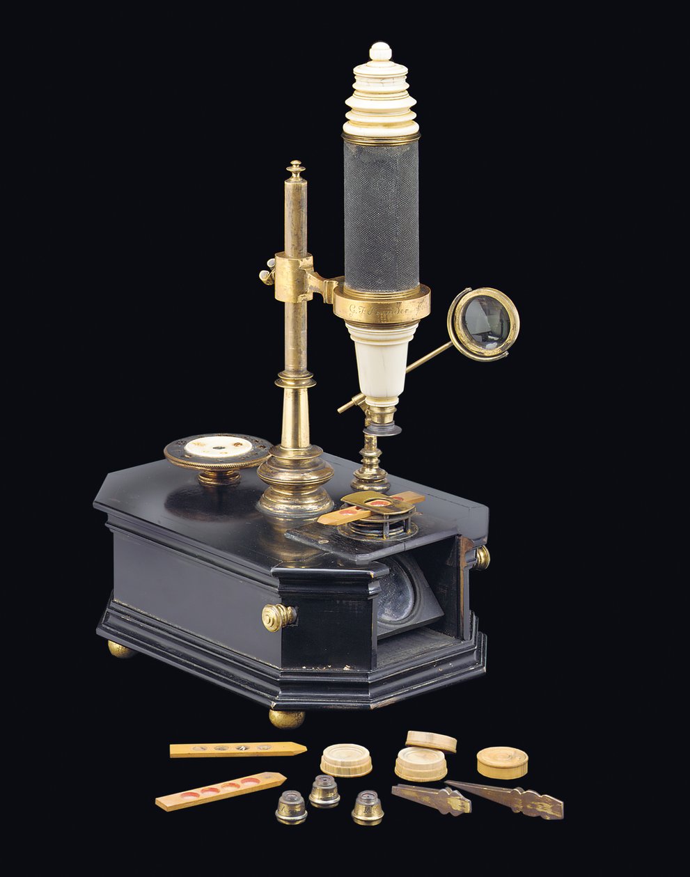Sammensatt boksmikroskop, ca. 1775 (tre, metall og glass) (se også 1113960-1) av Georg Friedrich Brander