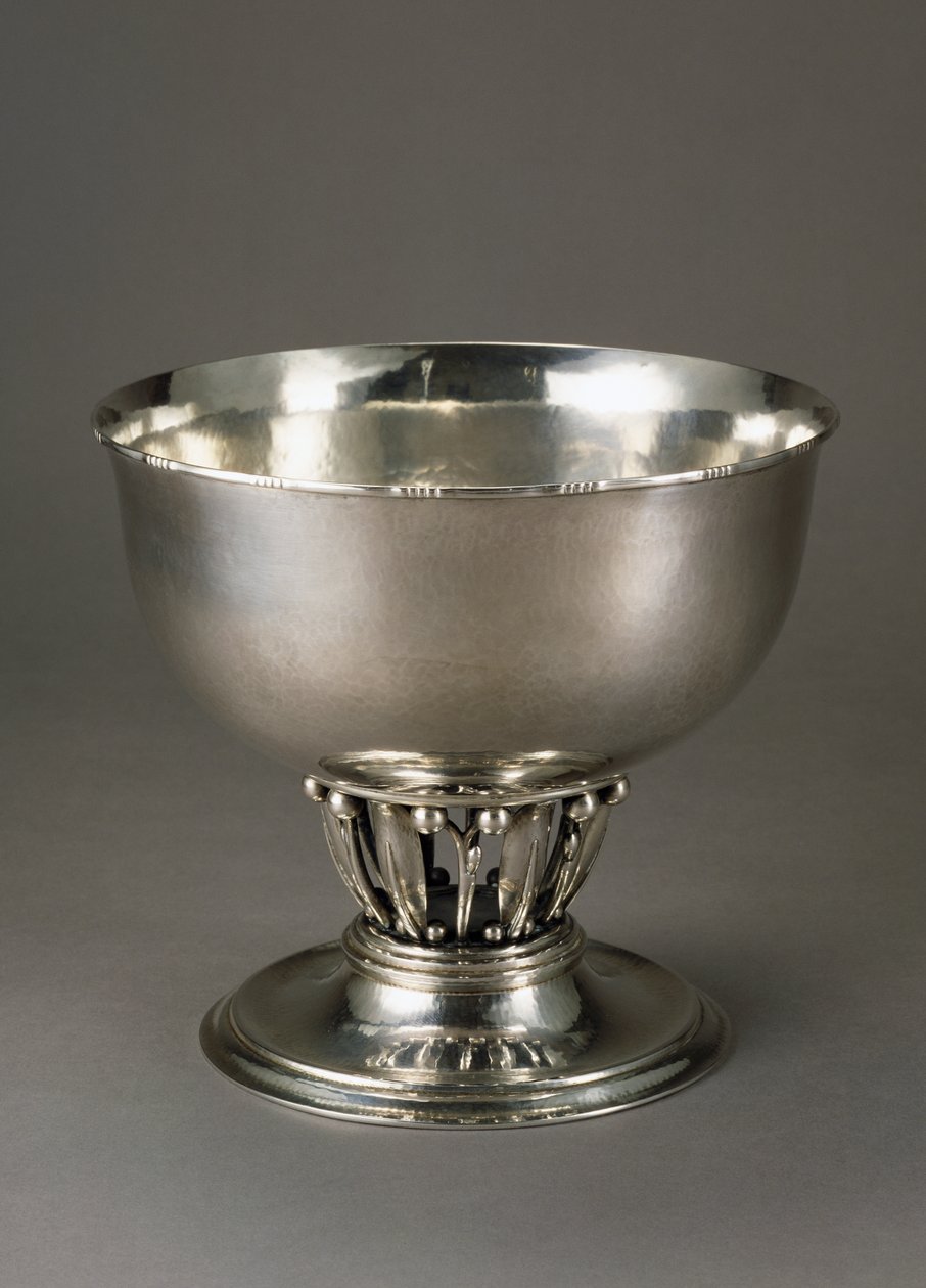 Hamret og meislet fruktskål i sølv av Georg Jensen