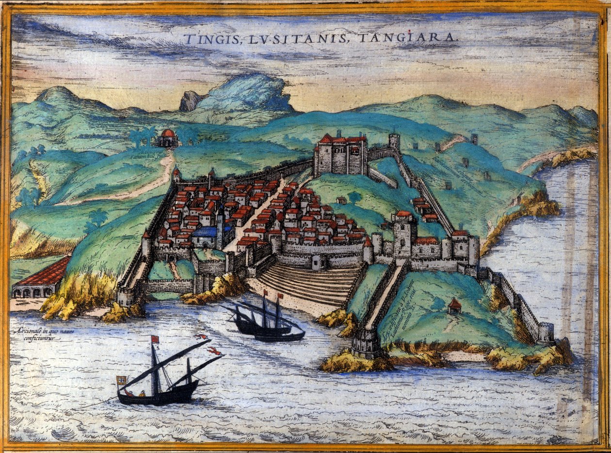 Utsikt over den befestede byen Tanger og kysten, Marokko. Tre skip ligger ankre nær kysten. I "Ciuitates orbis terrarum Liber primus", av Georgius Braun og franz Hohenberg, Köln 1582. av Georg Braun and Hogenberg Franz