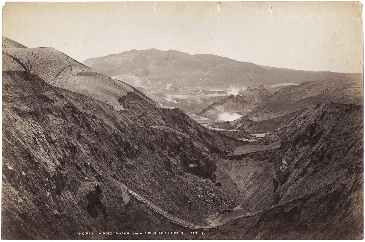 The Rent in Rotomahana from the Black Crater, november-desember 1886 (albumtrykk) av George Dobson Valentine