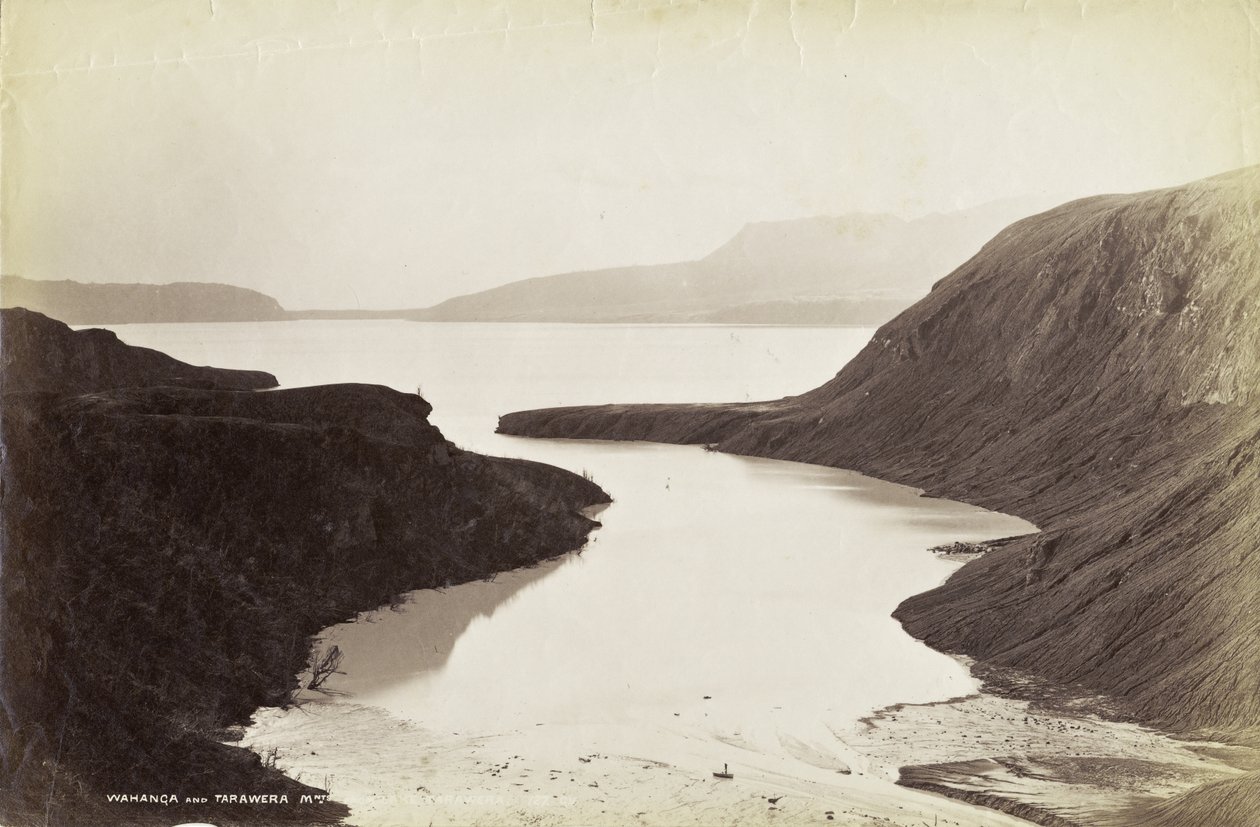 Wahanga og Tarawera-fjellene, fra Lake Tarawera, oktober 1886 (albumtrykk) av George Dobson Valentine