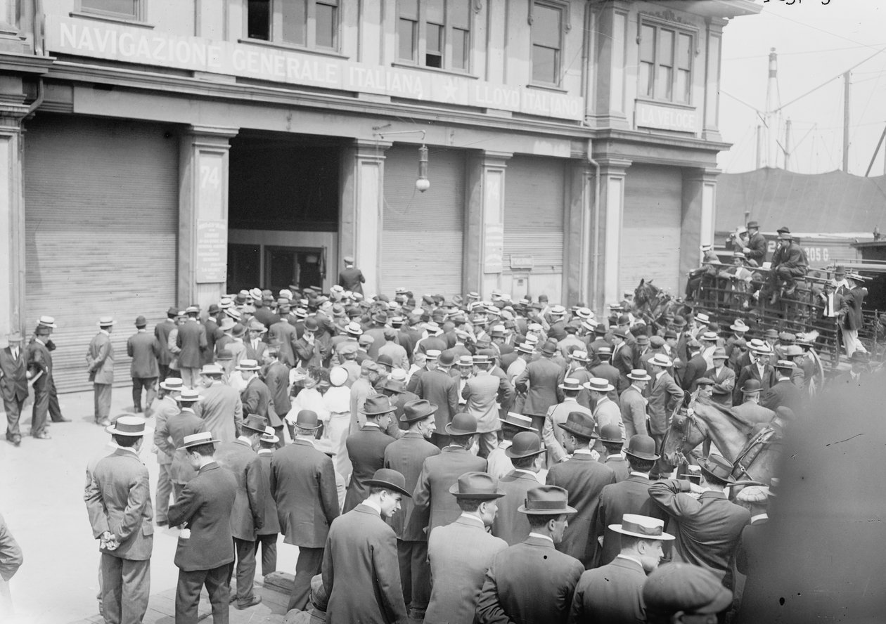 En gruppe som venter på ankomsten til den tidligere borgermesteren i Roma, Ernesto Nathan, fra Napoli ombord på dampskipet Stampalia, New York City, 25. mai 1914 av George Grantham Bain