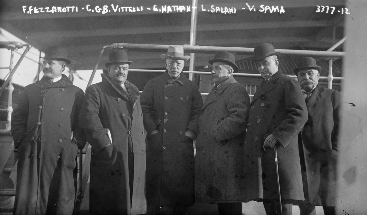 F. Fezzarotti, CGB Vittelli, E. Nathan, L. Salani og V. Sama på havskipet Amerika fra Italia til New York, 1915 av George Grantham Bain
