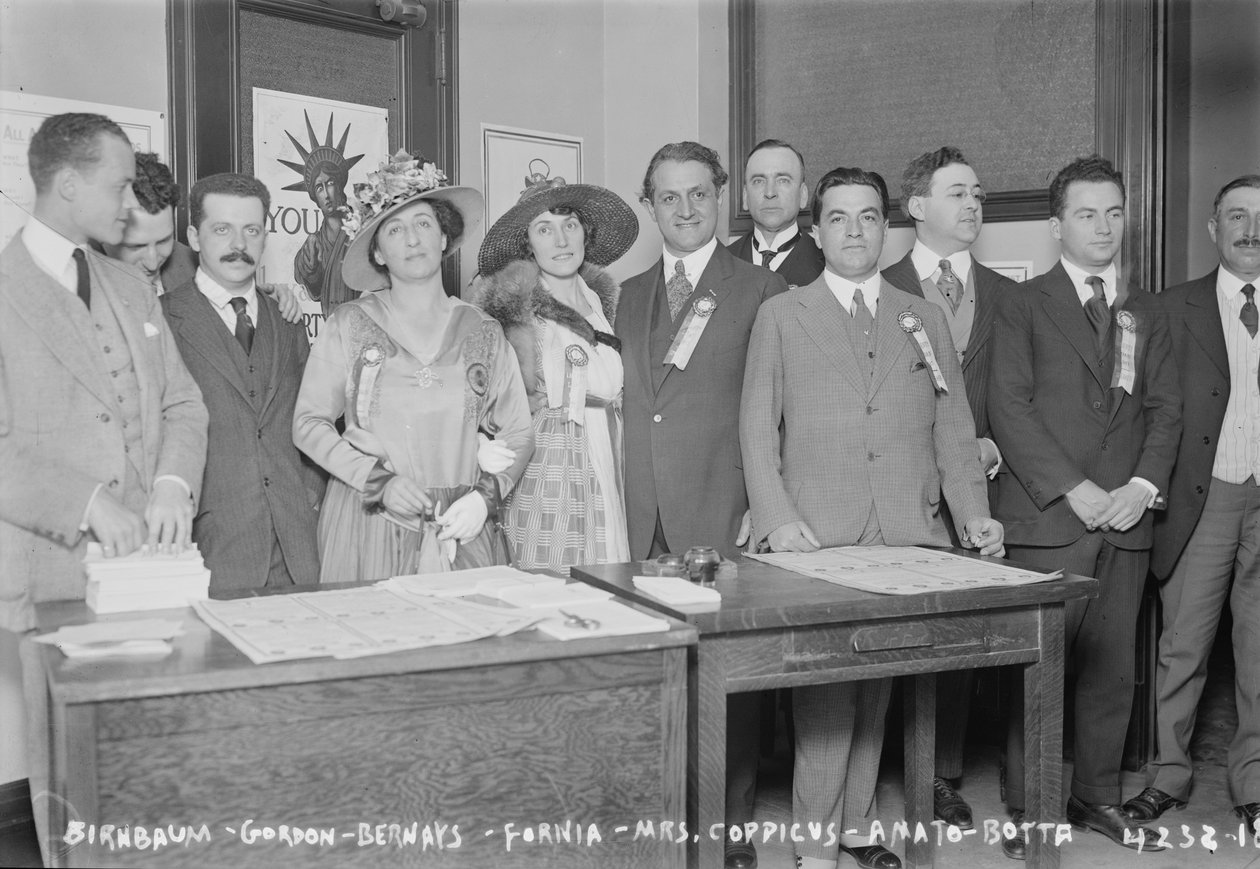Operasangere og musikere åpner Operatic Liberty Loan Offices i Aeolian Hall, New York City, 1917 av George Grantham Bain