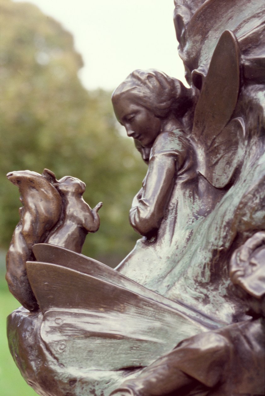 Fairy and a Squirrel, detalj fra statue av Peter Pan, 1912 (bronse) av George James Frampton