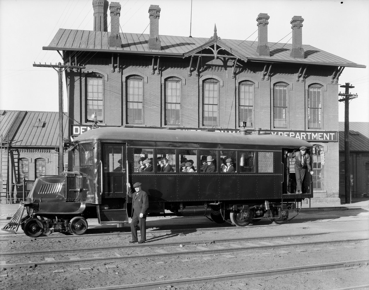 Mack jernbanebuss på prøve ved DundRGW Burnham Shops, 1926 av George Lytle Beam