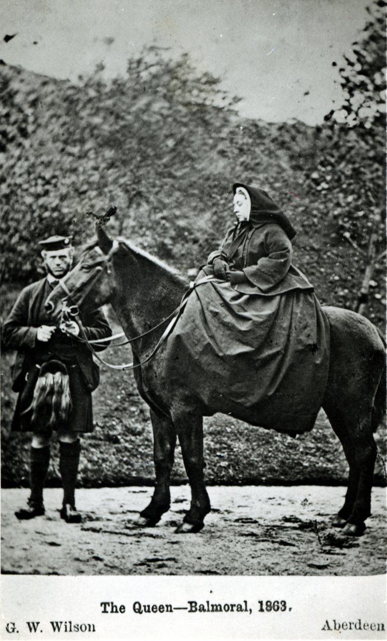 Dronning Victoria (1819-1901) til hest på Balmoral, 1863 av George Washington Wilson