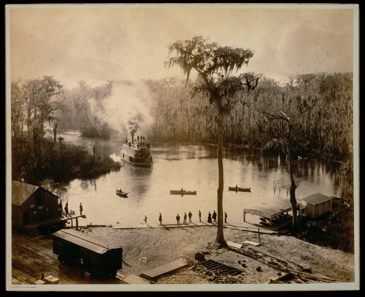 [Hjuldampbåt ankommer til Silver Springs, Florida, etter en nattlig seilas oppover elvene St. Johns, Oklawaha og Silver] av George Barker